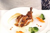 Trình bày món gà nướng và khoai tây nghiền kiểu Pháp Trình bày món gà nướng và khoai tây nghiền kiểu Pháp